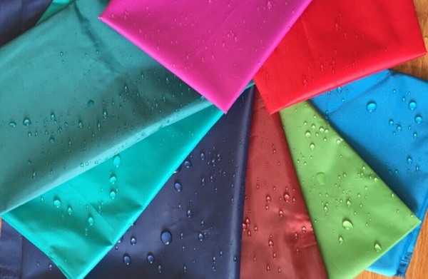 Hiện có rất nhiều chất liệu vải để may áo mưa