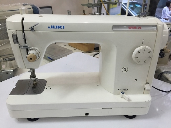Chiếc máy bán công nghiệp Juki Spur 25 thiết kế nhỏ gọn